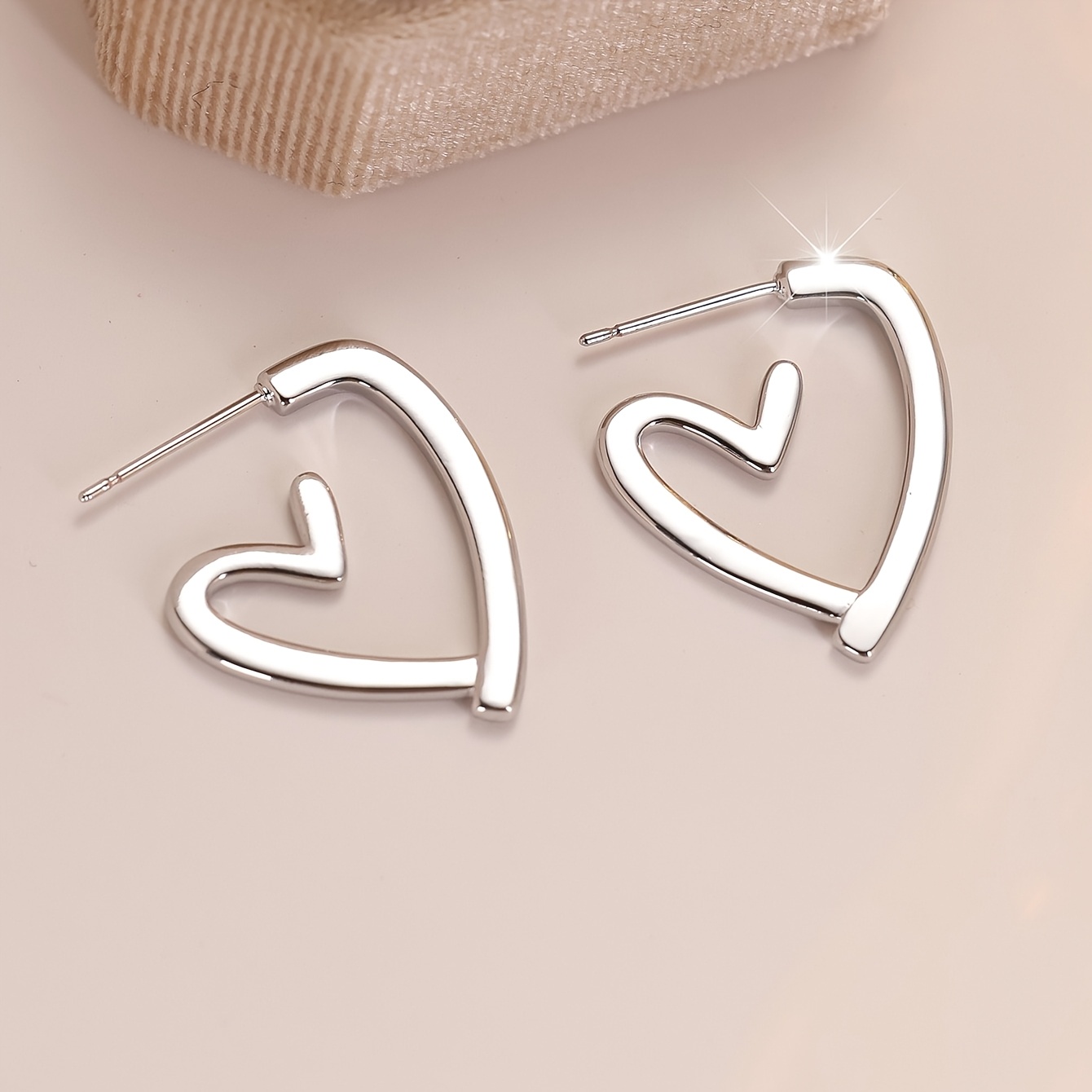Heart-shaped Women's Stud Earrings, Elegant and Versatile